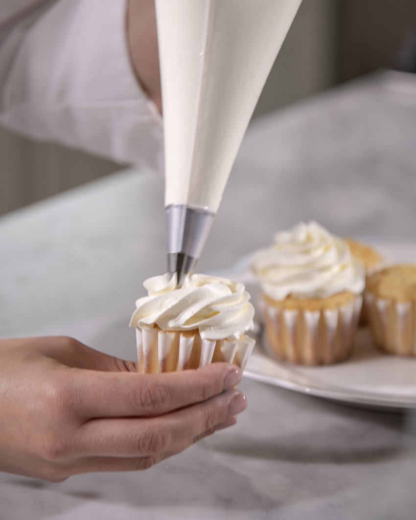 Decorating cupcakes with Swiss buttercream