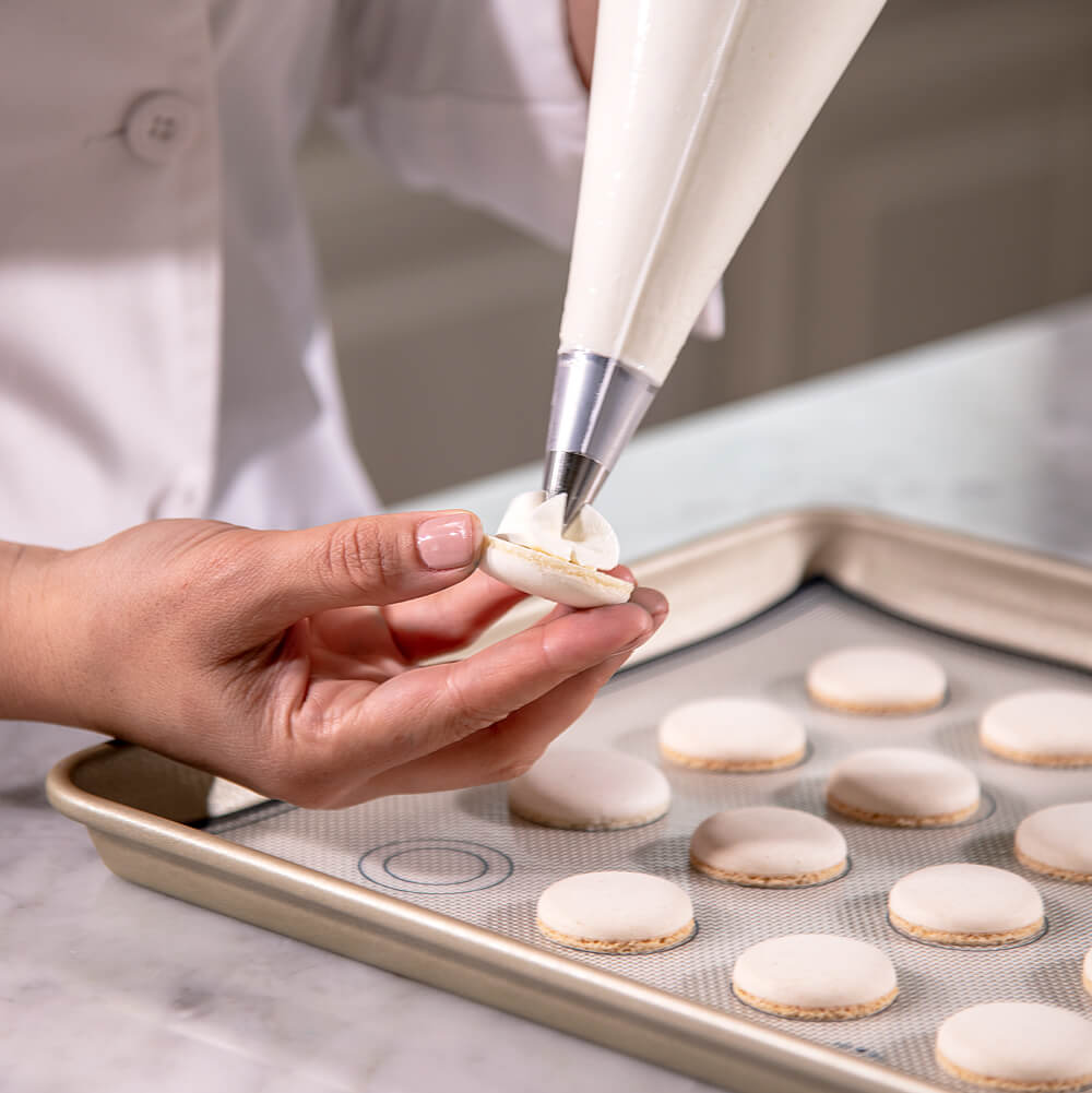 AB_insta_production_piping3 filling macarons